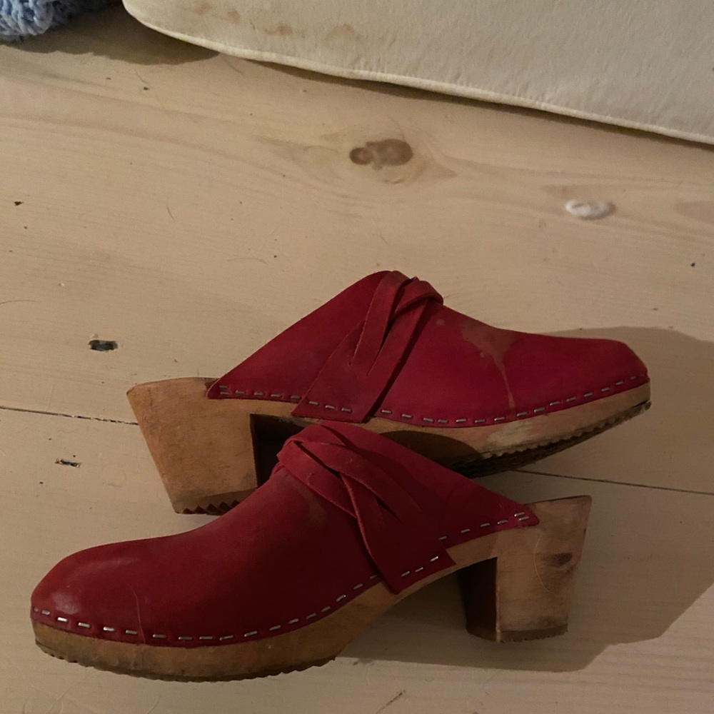 Red clogs